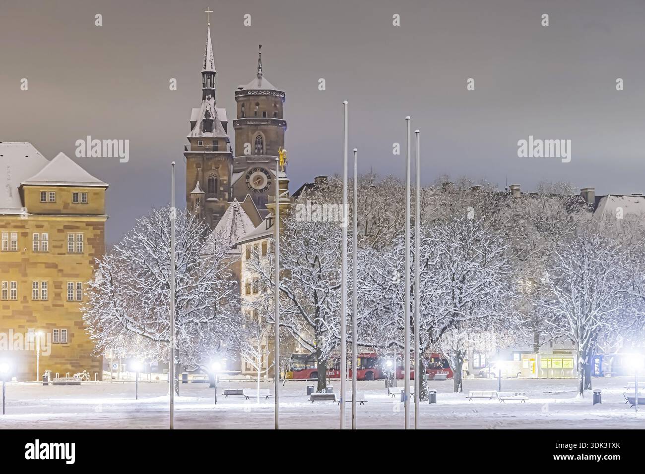 Hiver à Stuttgart. La ville est blanche hivernale tôt le matin. Place du château avec église collégiale. Stuttgart, Bade-Wuerttemberg, Allemagne Banque D'Images