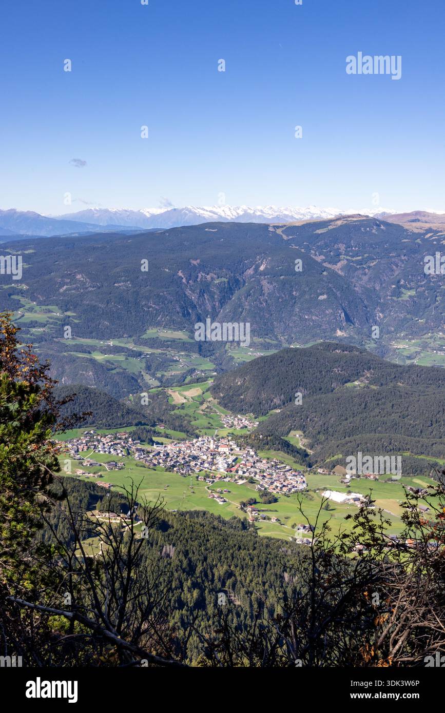 Vue de la ville de Kastelruth depuis la montagne Puflatsch, sur la Seiser, Tyrol du Sud, Italie Banque D'Images