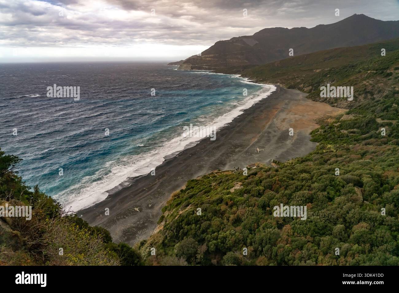 La plage de sable noir de Nonza, Cap Corse, Corse, France Banque D'Images