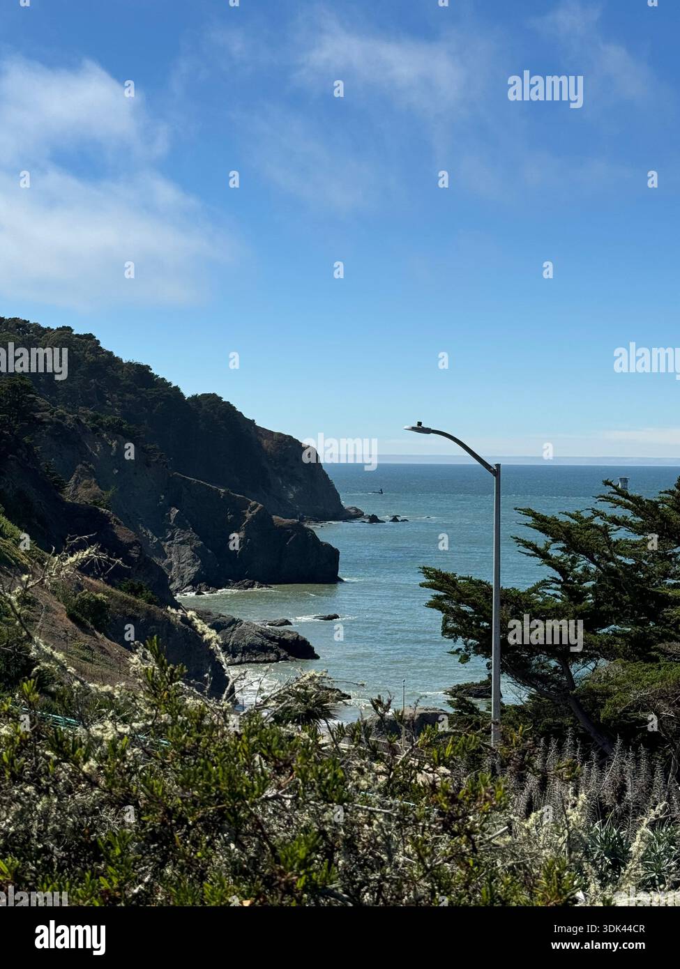 Côte rocheuse du Pacifique le long de la California Highway 1 avec falaises et vue sur l'océan, États-Unis. - Image de stock capturée avec un smartphone
