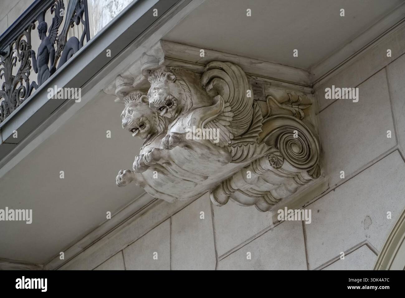 Détail architectural montrant des corbeaux de gargouilles de lion ailé à l'extérieur de l'Hôtel Grande Bretagne (Hôtel Grande Bretagne) à Athènes, Grèce. St néoclassique Banque D'Images