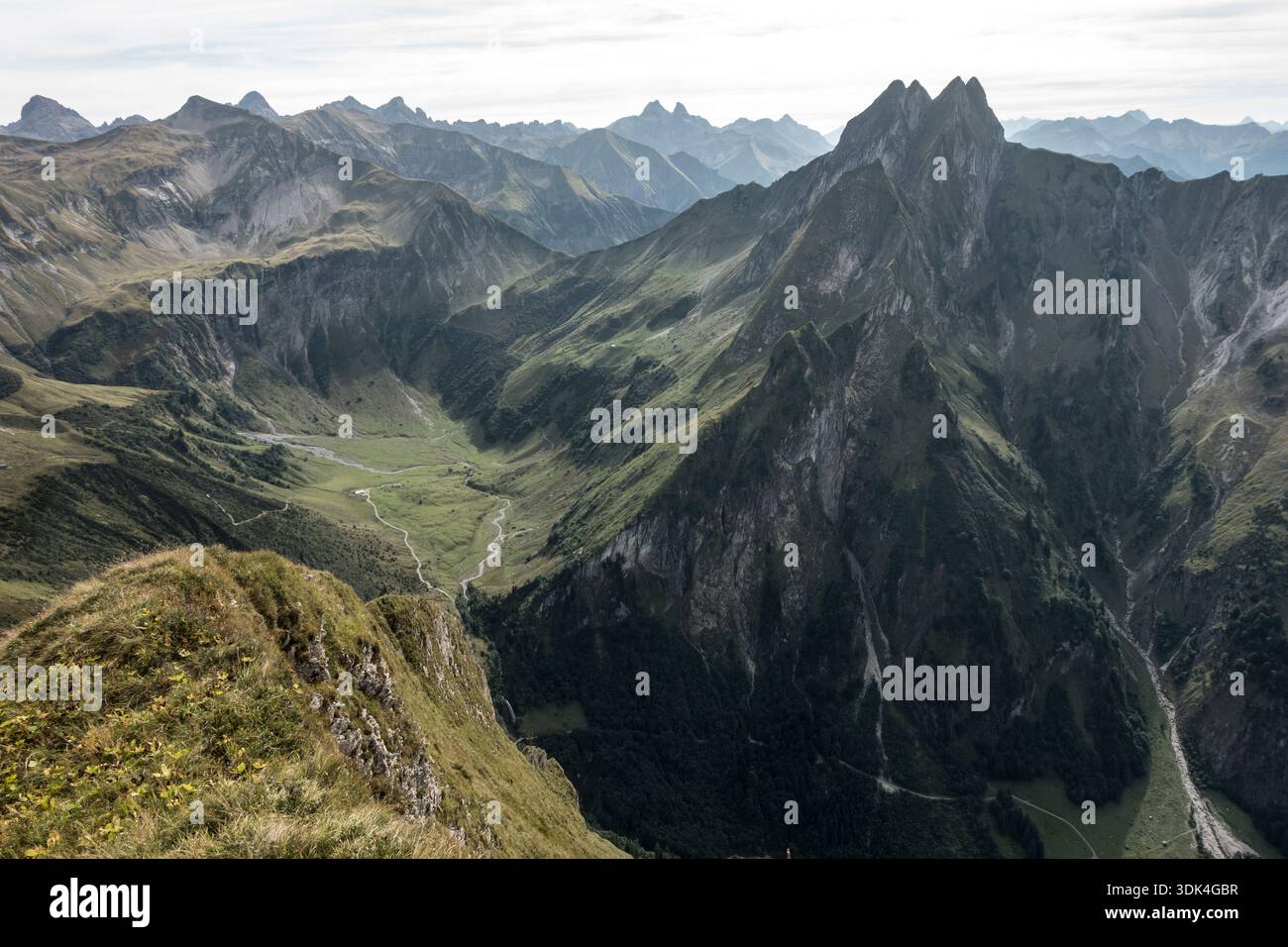 Le Höfats et le Käseralpe depuis le Rädlergrat. Derrière eux, les Alpes de Allgäu, Oberstdorf, les Alpes de Allgäu, la Bavière Banque D'Images