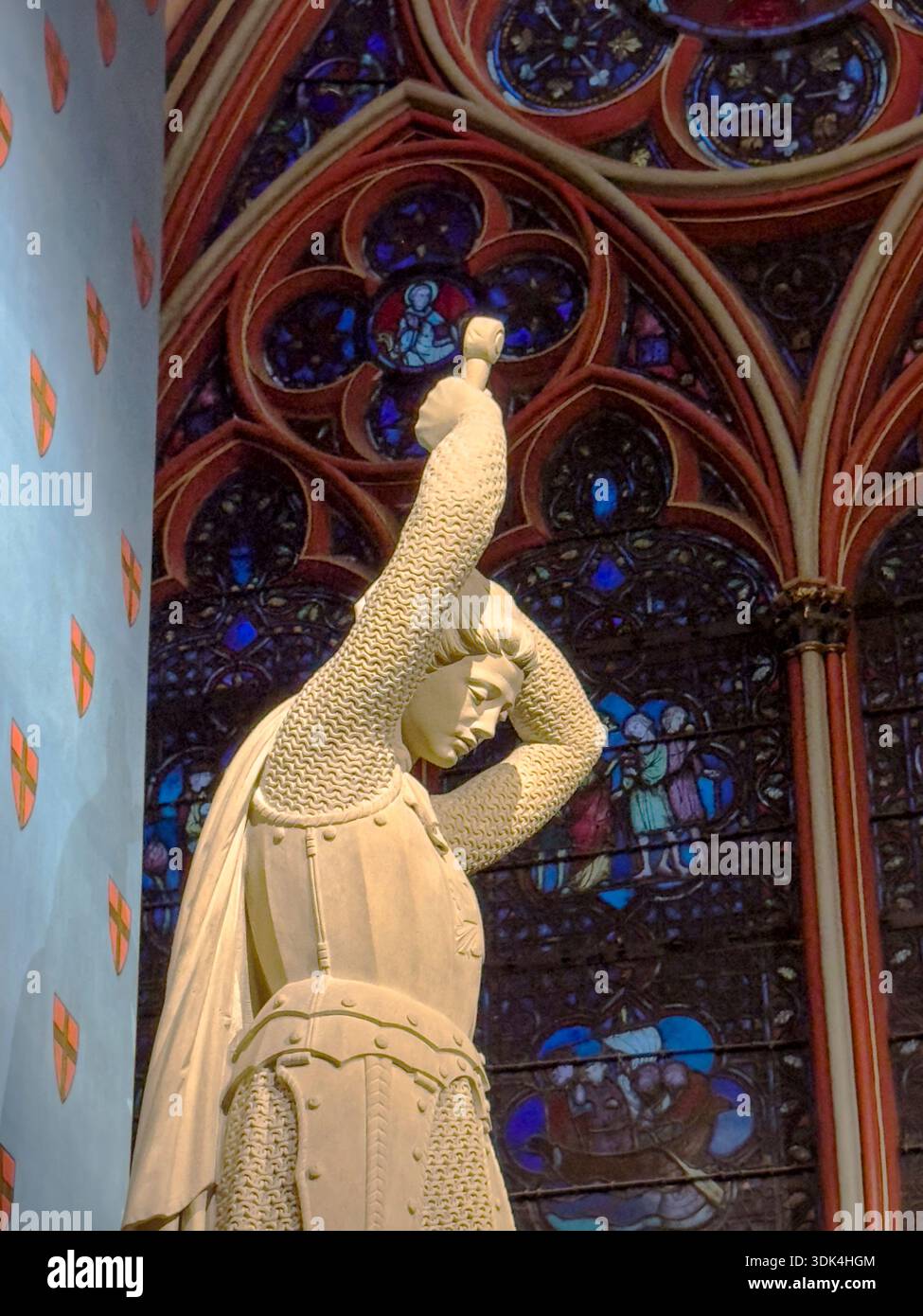 Statue de Saint George dessinant son épée dans la cathédrale notre-Dame - Paris, France Banque D'Images
