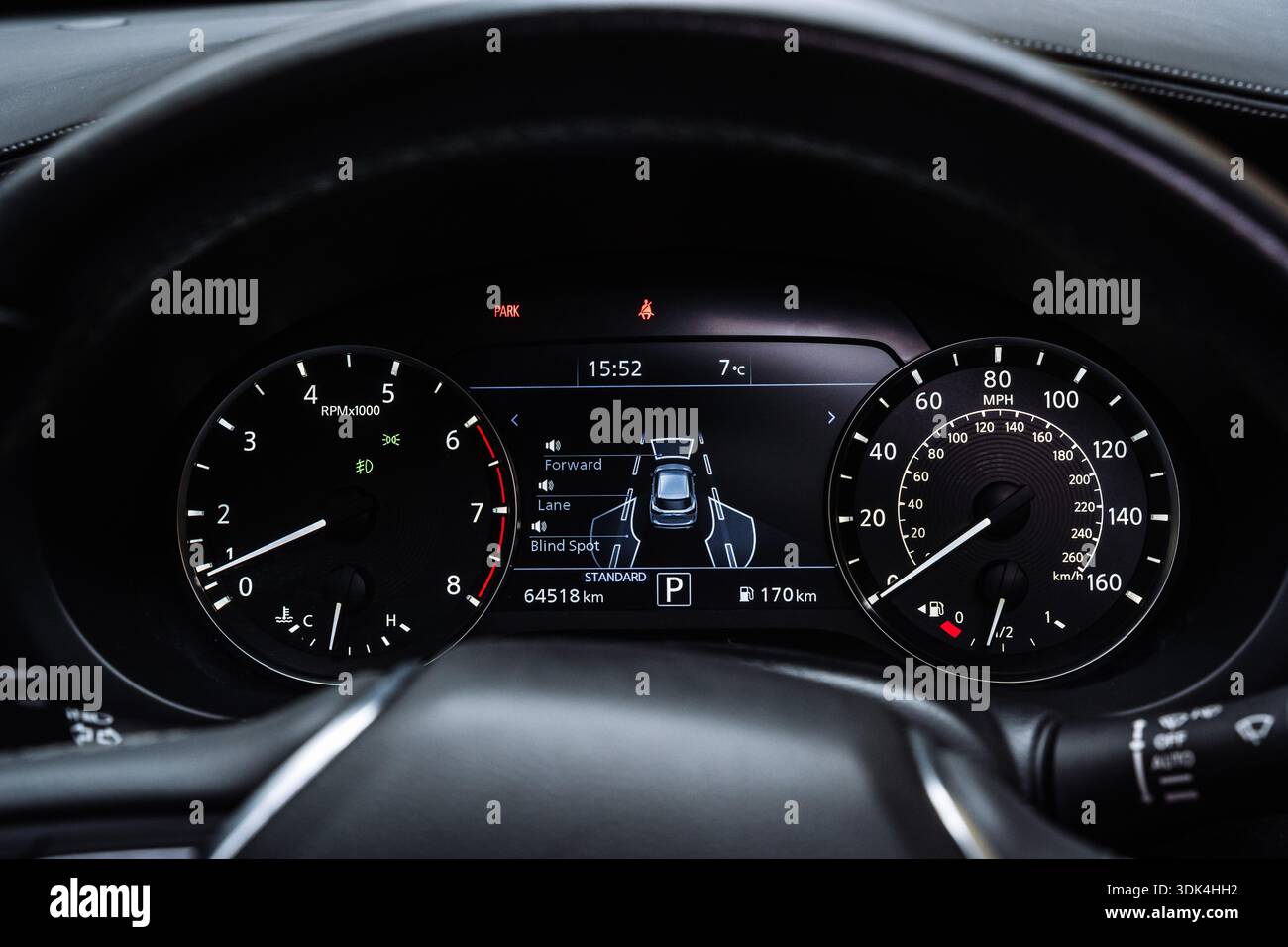 Vue rapprochée d'un tableau de bord de voiture moderne avec indicateur de vitesse, tachymètre et affichage numérique d'aide à la conduite. Détails du tableau de bord automobile Banque D'Images
