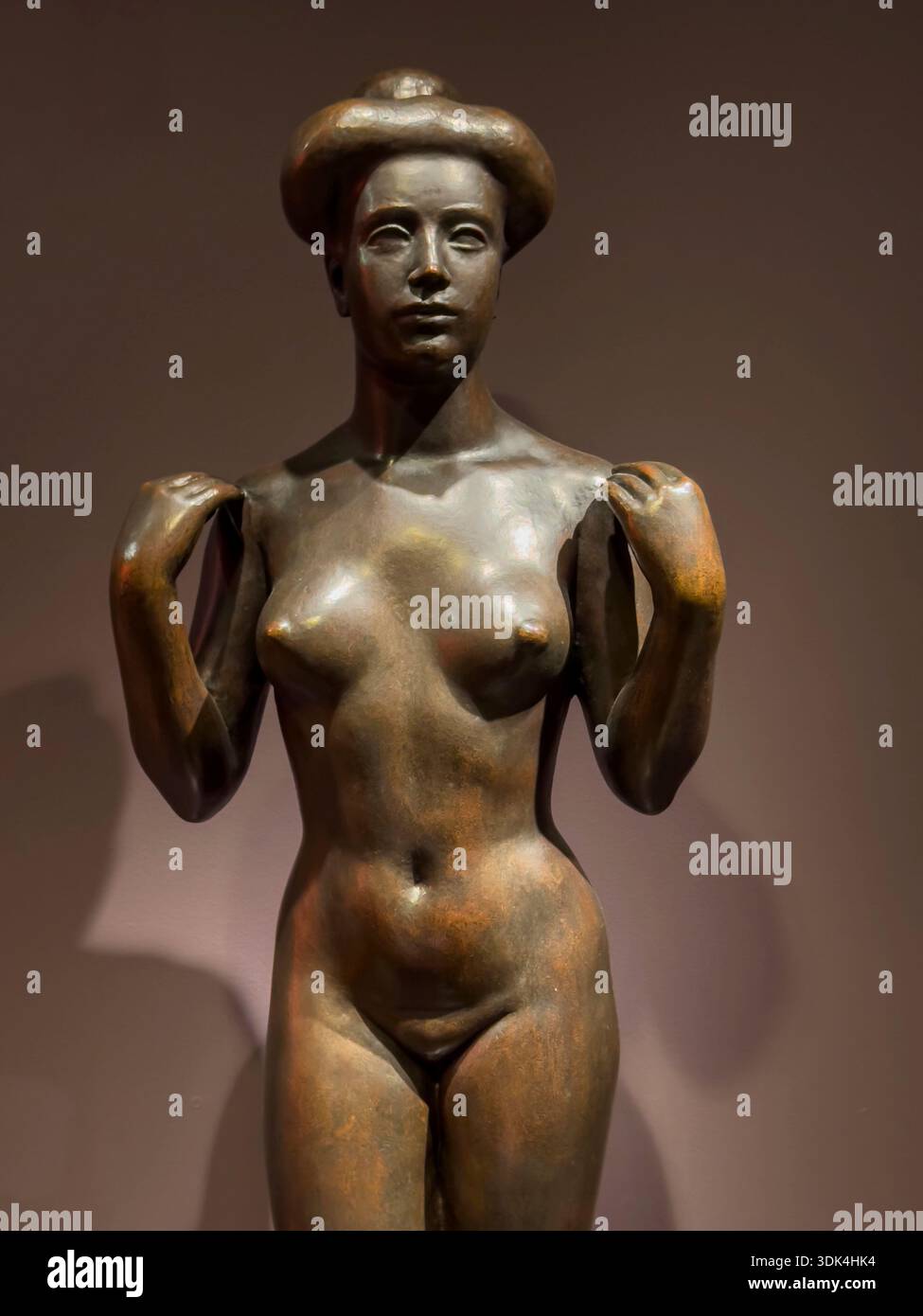 Sculpture en bronze, probablement intitulée Bather, avec les bras levés ou Vénus, créée par l'artiste français Aristide Maillol vers 1900-1910. Au Musée d'Orsa Banque D'Images