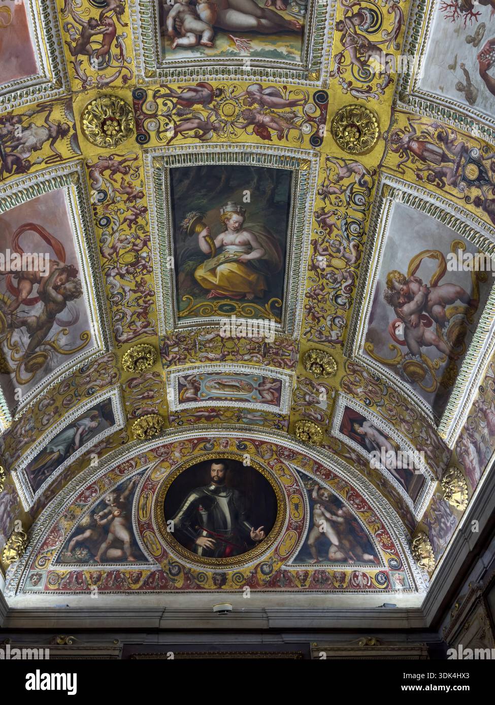 Une fresque au plafond du Salone dei Cinquecento (salle des cinq cents) à l'intérieur du Palazzo Vecchio - Florence, Italie Banque D'Images