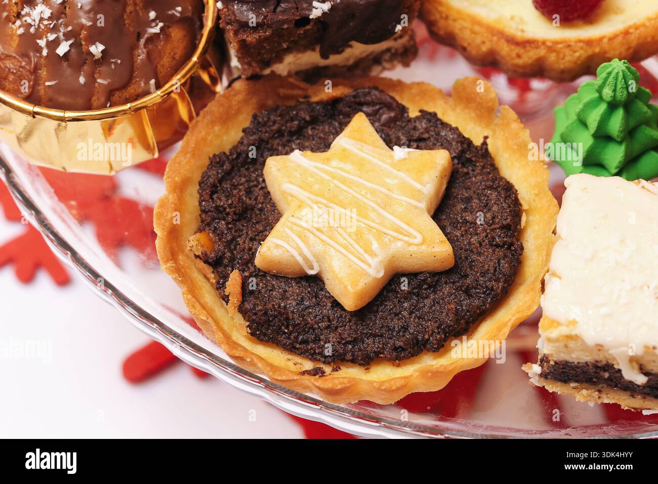 Tarte aux graines de pavot avec garniture de biscuit en forme d'étoile en gros plan. Détail dessert traditionnel de Noël. Pâtisserie festive maison pour les vacances d'hiver. Banque D'Images