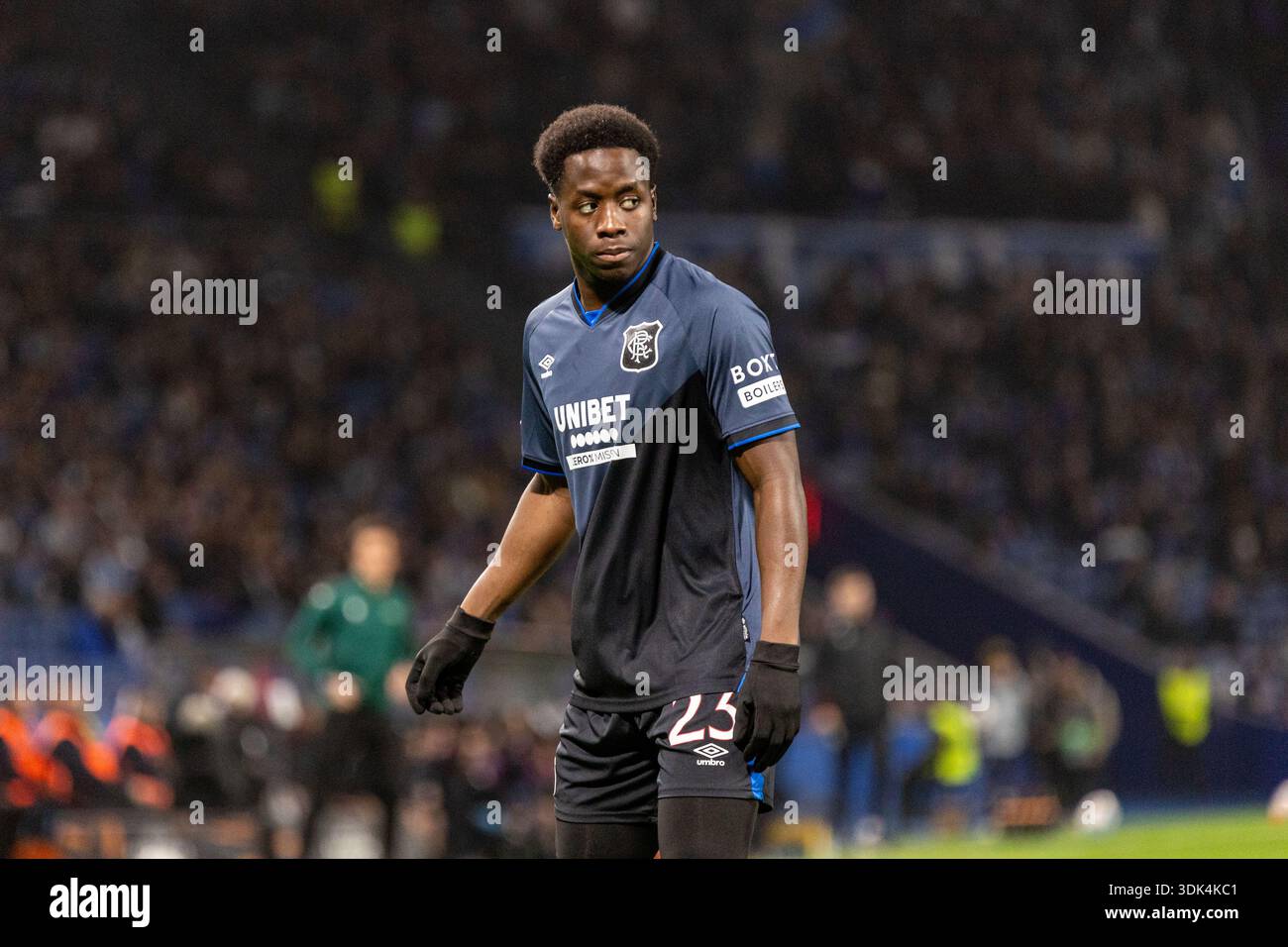 Le joueur des Rangers FC Djeidi Gassama en action avant le match entre le FC Porto et le Rangers FC pour l'UEFA Europe League au Dragon Stadium. Score final FC Porto 3 - 1 Rangers FC. Banque D'Images