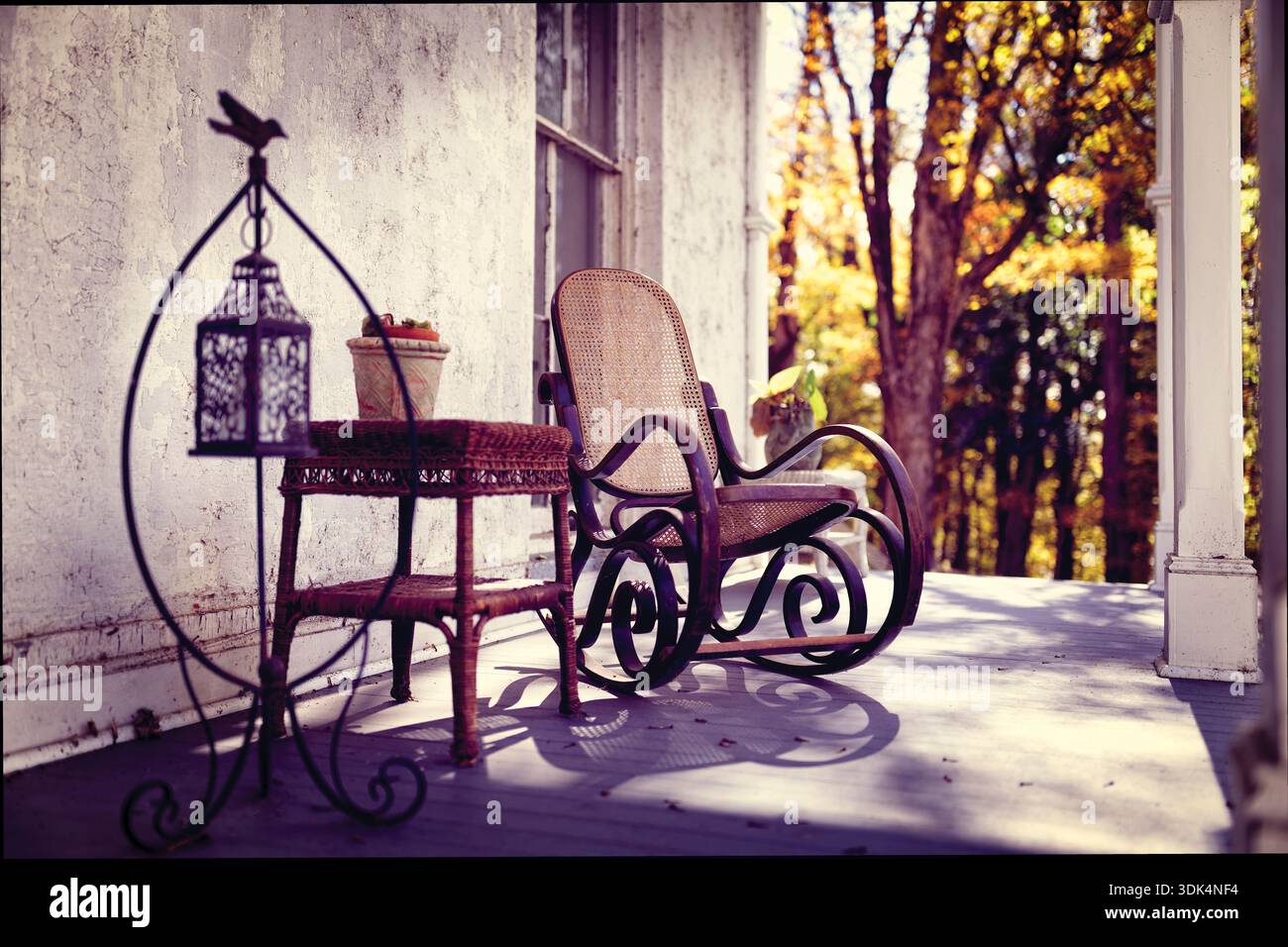 Véranda de Old Country House avec une chaise à bascule à lumière d'automne, comté de Hunterdon, New Jersey, États-Unis Banque D'Images