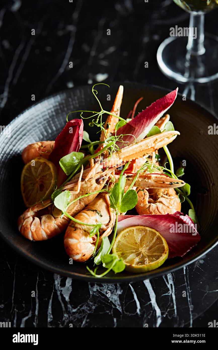 Langoustines avec chicorée rouge et citron vert Banque D'Images