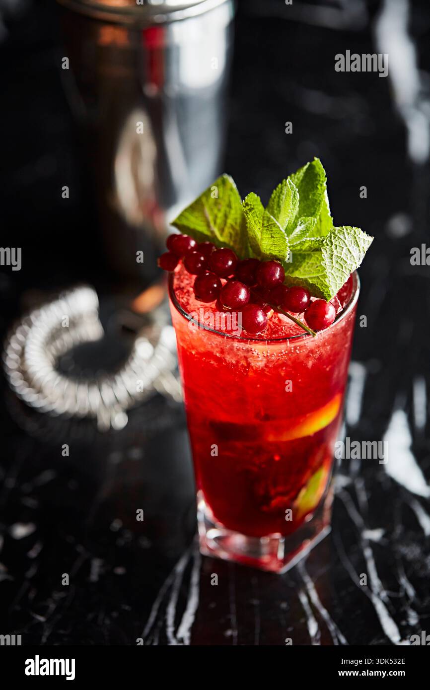 Cocktail avec citron vert, groseilles et menthe Banque D'Images