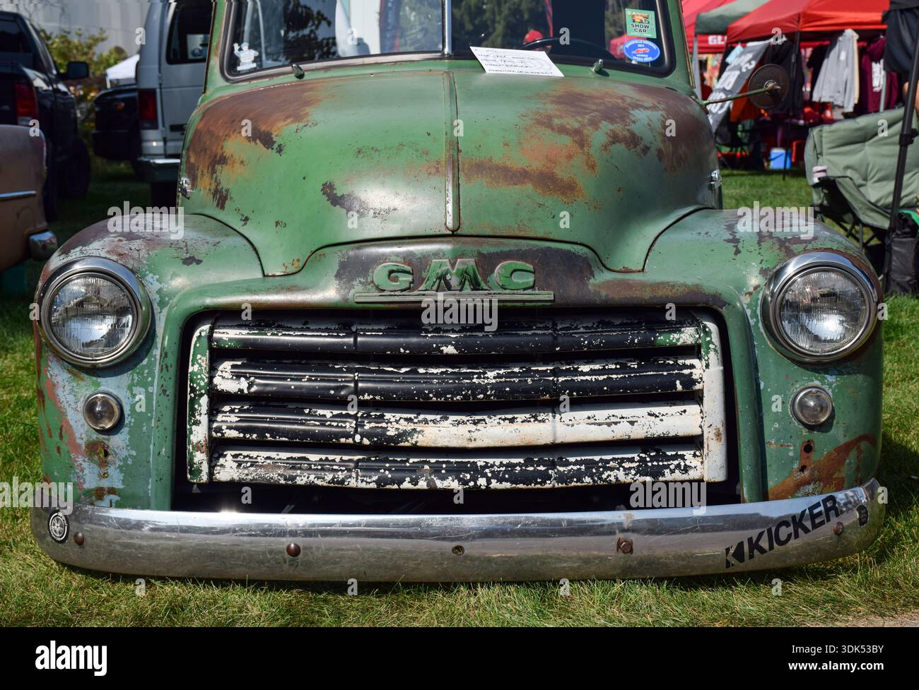 21 septembre 2025 - East Gwillimbury, Ontario, Canada : camionnette GMC 1951 rouillée vert vieux exposé au salon automobile Sharon Temple. vin altéré Banque D'Images