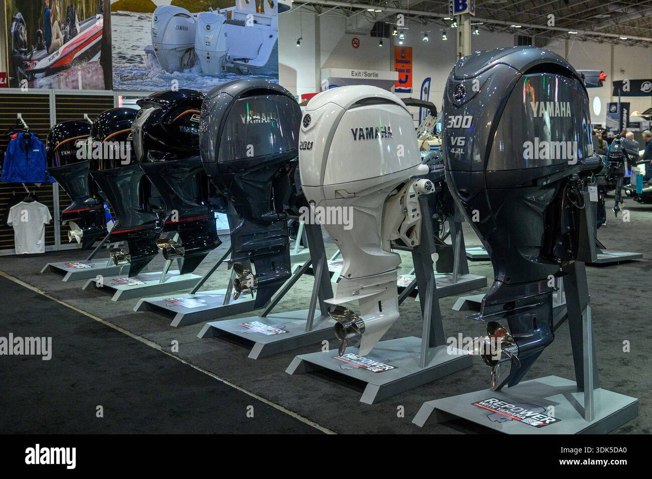 Toronto, ON, Canada - 20 janvier 2026 : rangée de moteurs hors-bord Yamaha exposés lors d'un salon nautique, mettant en évidence la propulsion marine, l'ingénierie et le haut Banque D'Images