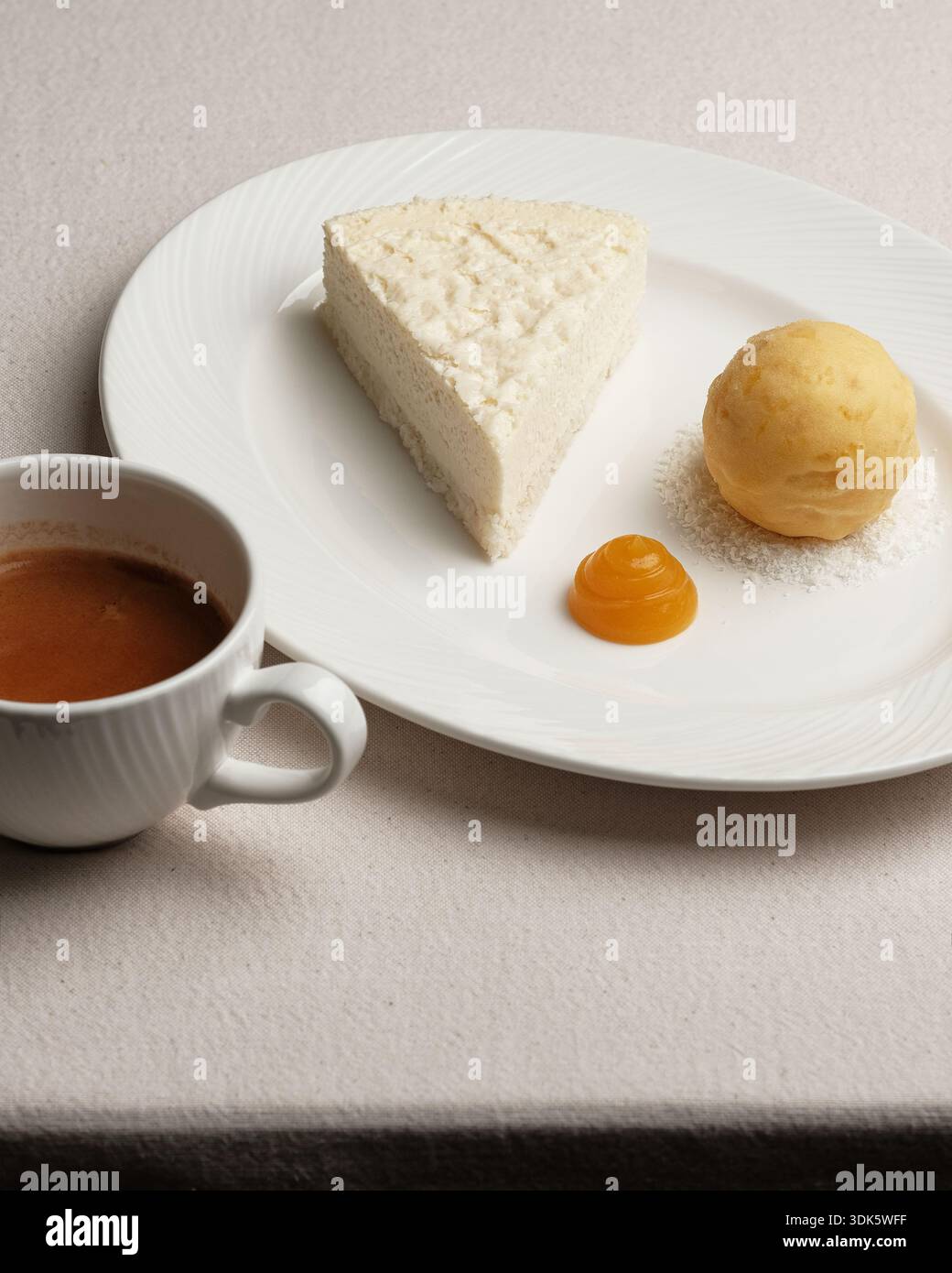 Tranche de cheesecake au citron avec sorbet à la mangue et confiture d'abricot Banque D'Images