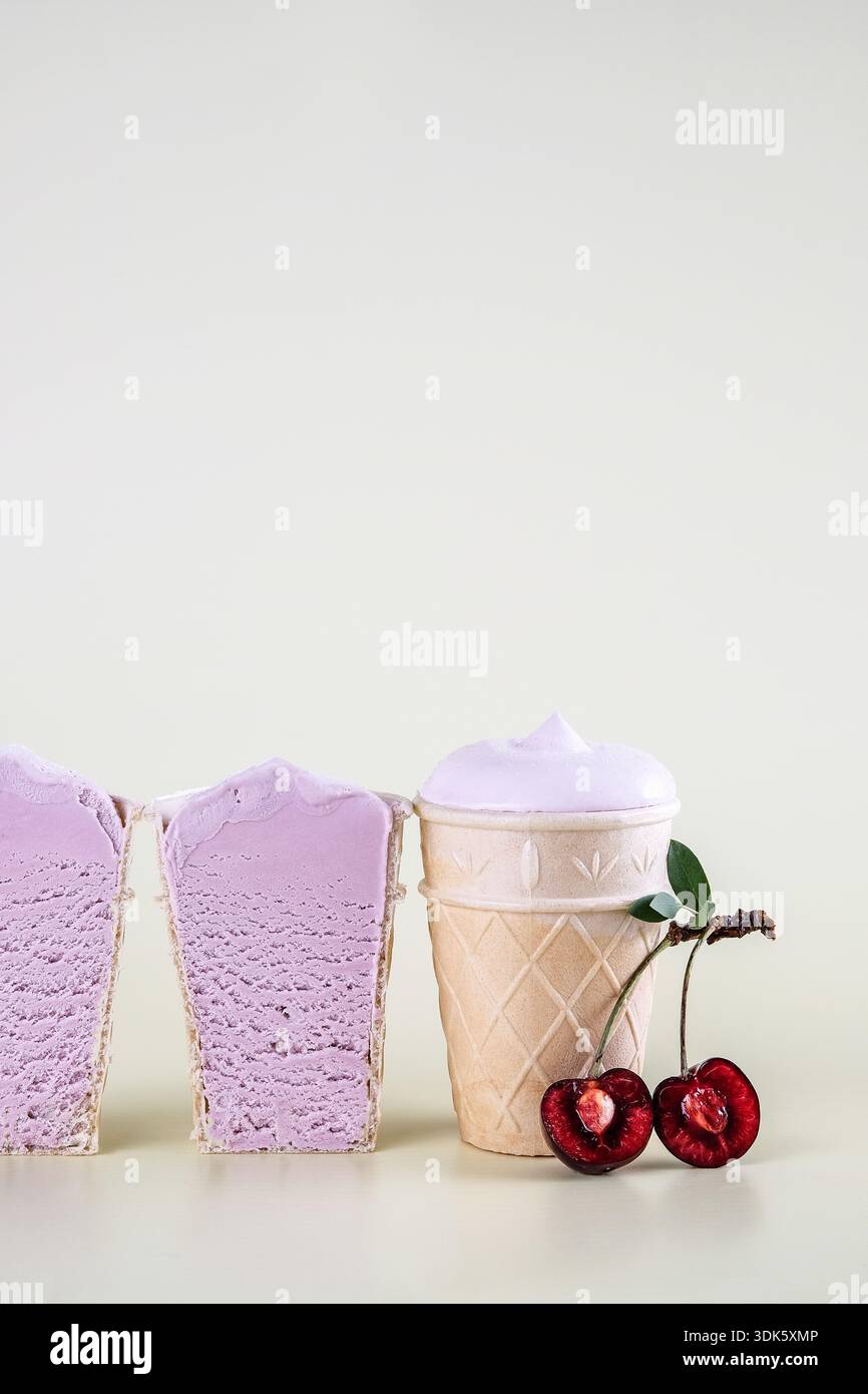 Dessert élégant et contemporain avec cerises et cornet de gaufres Banque D'Images