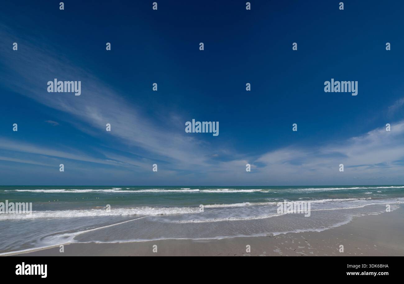Vue sur la mer sur la côte nord-est de Djerba. Djerba est une île tunisienne. Banque D'Images