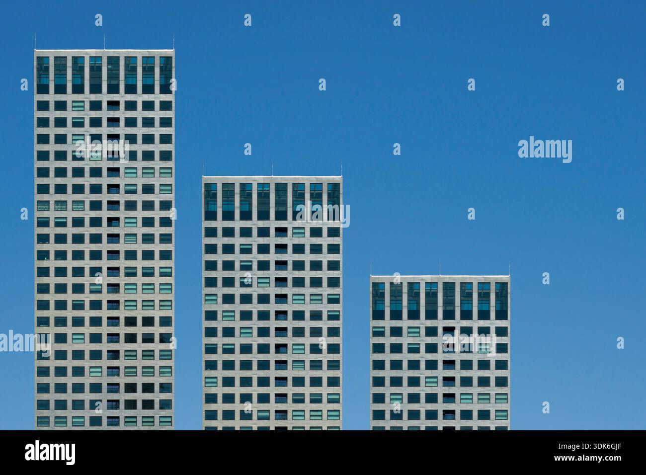 Façade de bâtiment moderne avec fenêtres en verre Banque D'Images