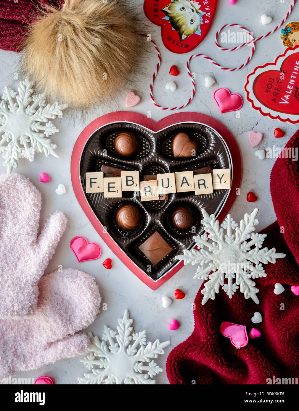 Pose à plat d'objets pour la Saint-Valentin et le mois de février. Banque D'Images