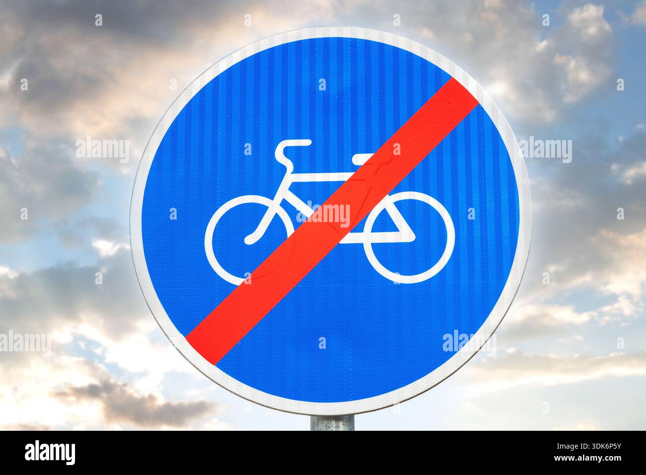 Signe interdit pour les vélos voie contre le ciel. Panneau d'avertissement pas de vélos Banque D'Images