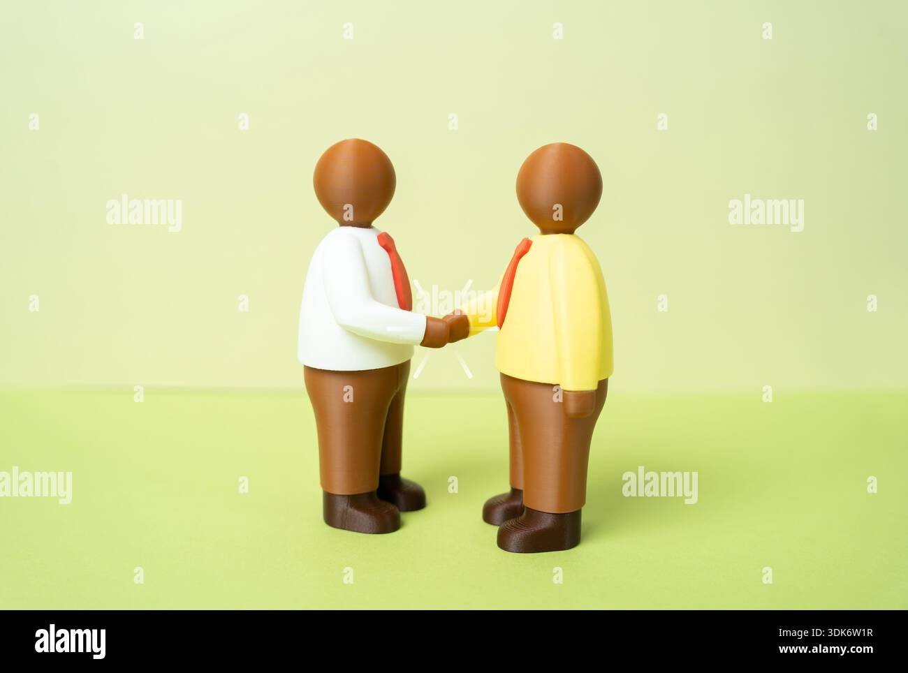 Deux employés de bureau se serrant la main. Figures humaines. Accord et communication. Présentations et relations de travail. Concept de renforcement de la confiance, partie Banque D'Images