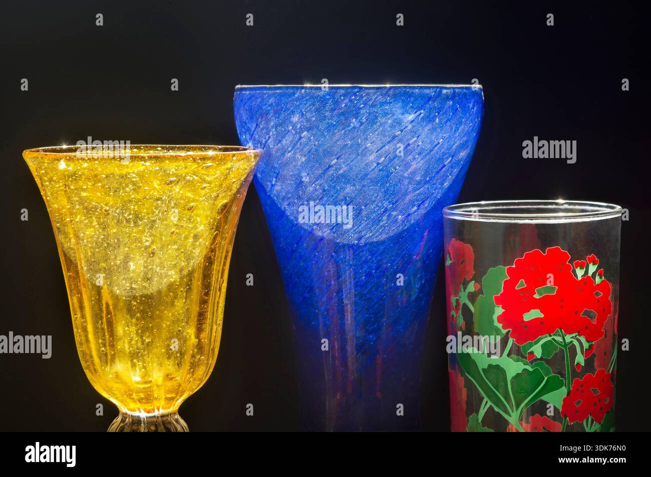 Verre coloré, avec deux verres à boire et un vase bleu Banque D'Images
