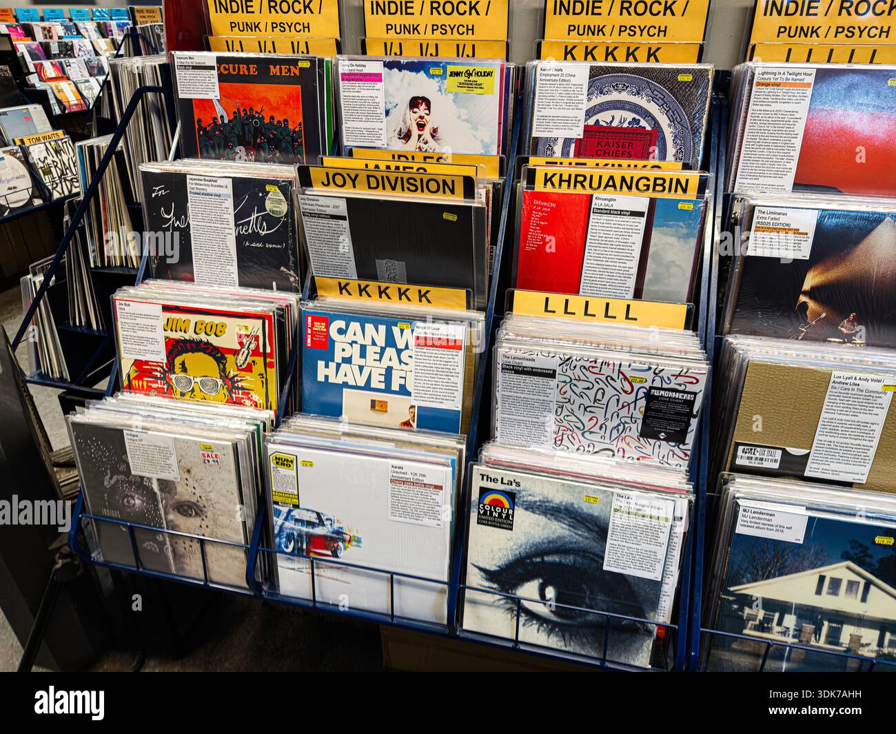 Manchester, Royaume-Uni - 21 janvier 2026 : supports en vinyle colorés dans un magasin présentant des albums classiques et des étiquettes audacieuses. Banque D'Images