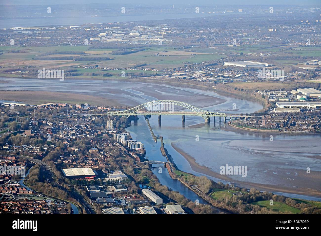 Pont Runcorn au-dessus de l'estuaire de Mersey photographié depuis les airs, Runcorn, Merseyside, nord-ouest de l'Angleterre, Royaume-Uni Banque D'Images