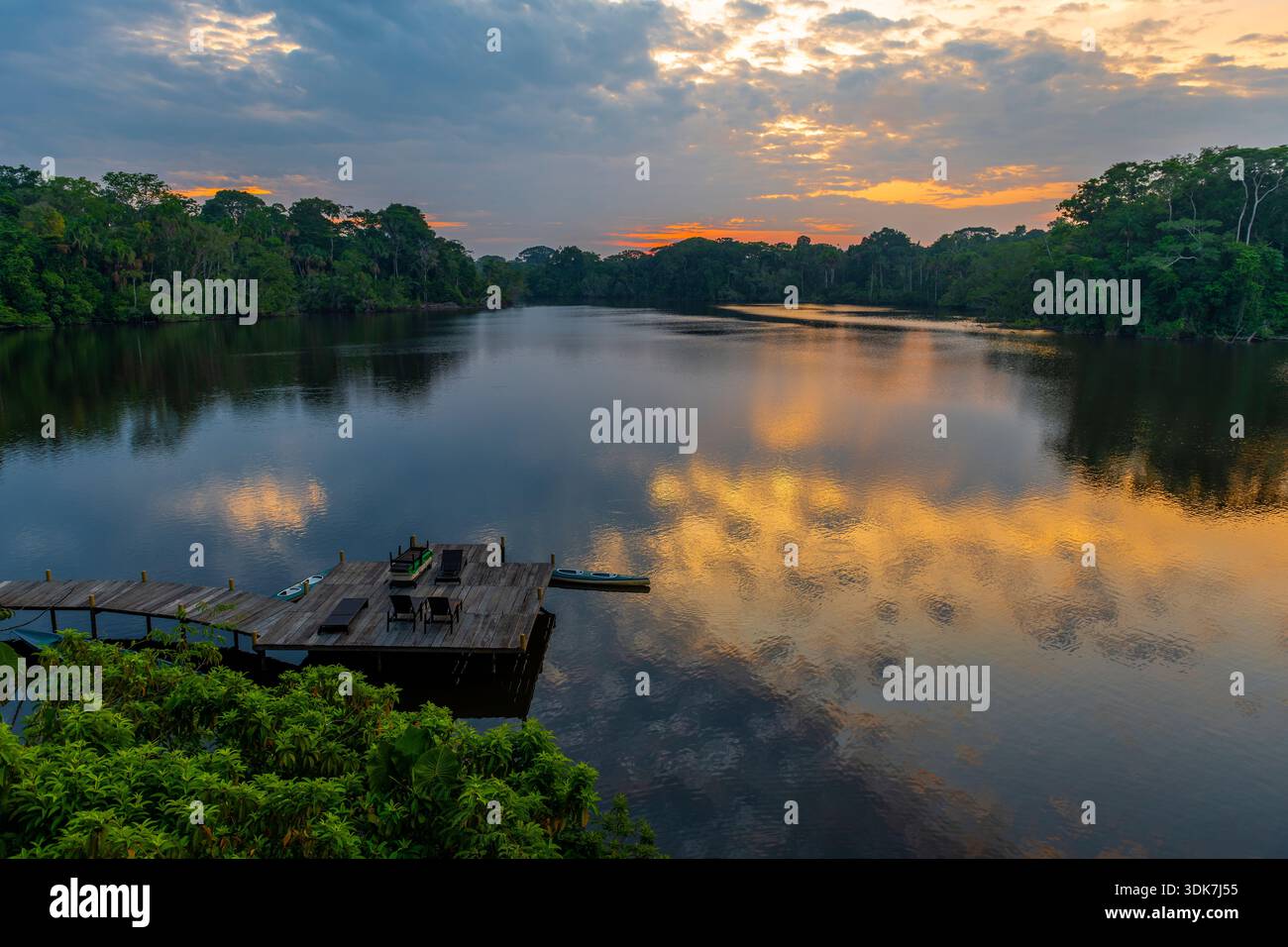 Lever de soleil de la forêt tropicale amazonienne avec jetée et kayak, parc national de Yasuni, Équateur. Banque D'Images