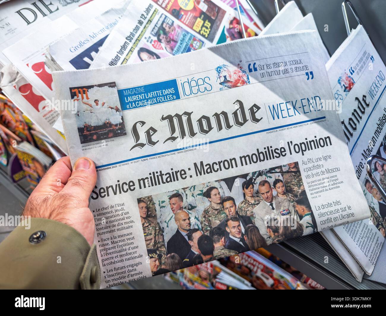 Berlin, Allemagne - 3 décembre 2025 : kiosque de presse internationale kiosque à journaux empilés le monde Military Service Ideas Weekend magazines français allemands ha Banque D'Images