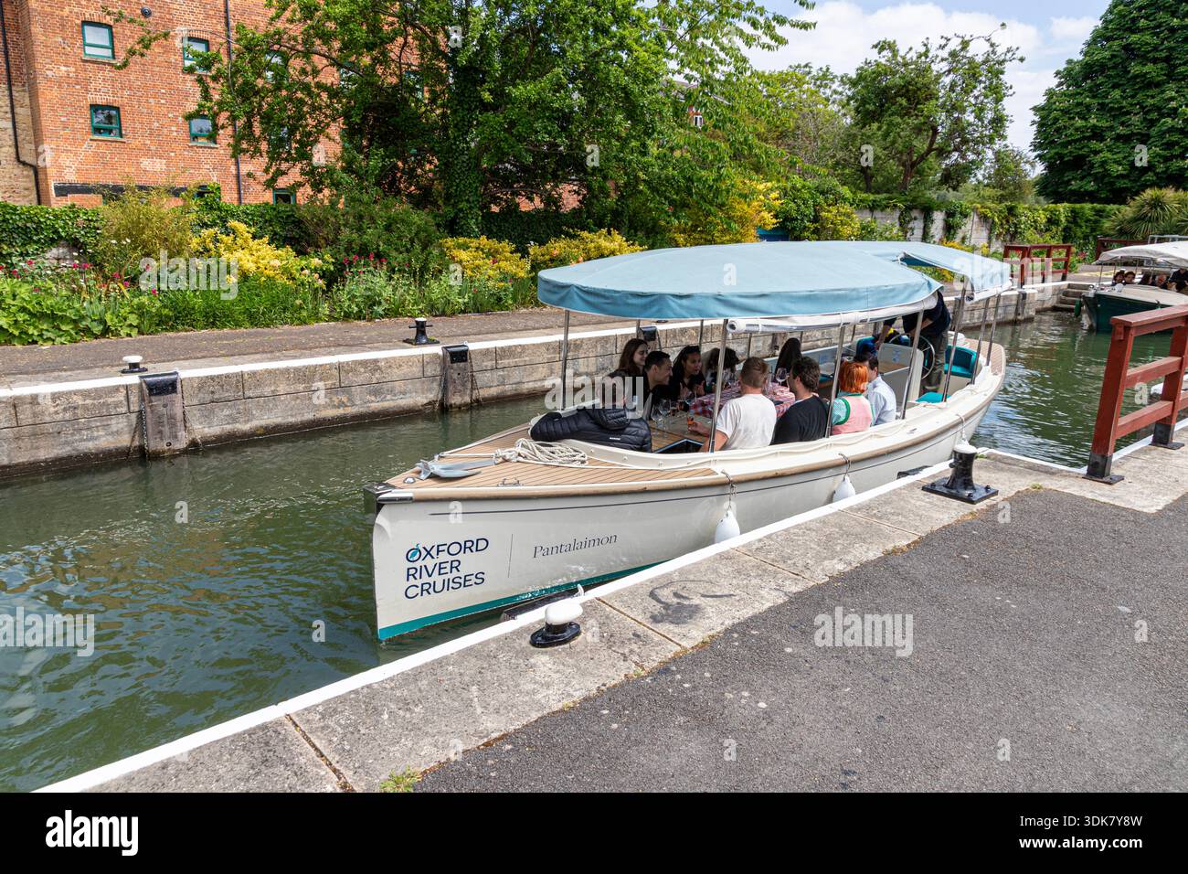 Oxford River Cruises lance « Pantalaimon » dans l'écluse d'Osney sur la Tamise à Osney, Oxford, Angleterre, Royaume-Uni Banque D'Images