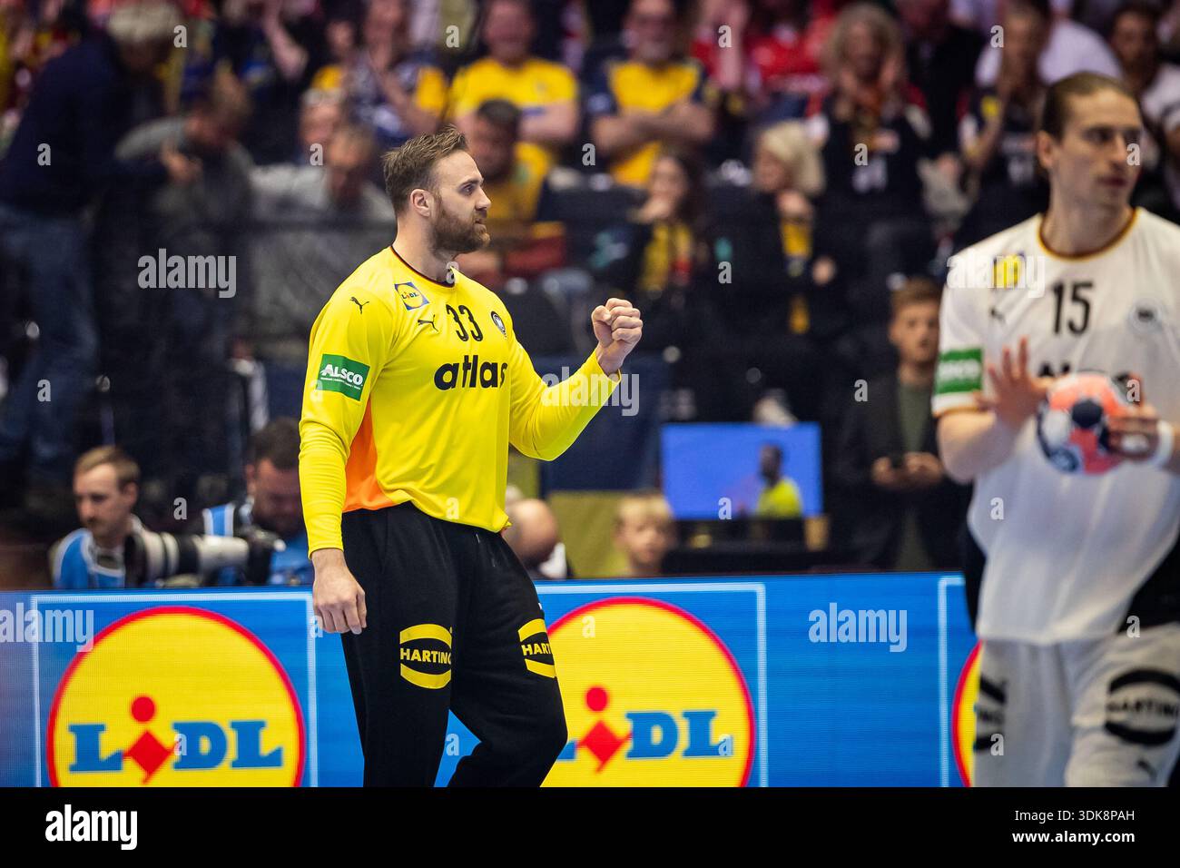 HERNING, DANEMARK - JANVIER 30 : célébration du gardien de but / joie après le ballon sauvé Andreas Wolff (Allemagne, 33) lors du match de demi-finale 1 de l'EHF EURO 2026 entre l'Allemagne et la Croatie à la Jyske Bank Boxen Arena le 30 janvier 2026 à Herning, Danemark. Banque D'Images
