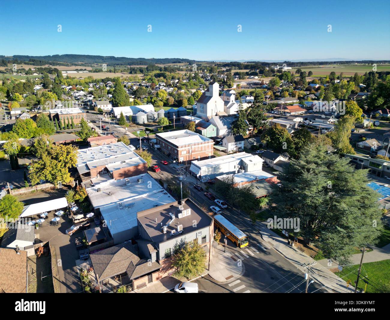 Vue aérienne du centre-ville de Carlton dans le pays viticole du comté de Yamhill, Oregon par un jour de ciel bleu clair Banque D'Images