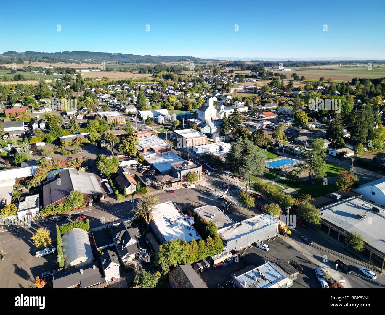 Vue aérienne du centre-ville de Carlton dans le pays viticole du comté de Yamhill, Oregon par un jour de ciel bleu clair Banque D'Images