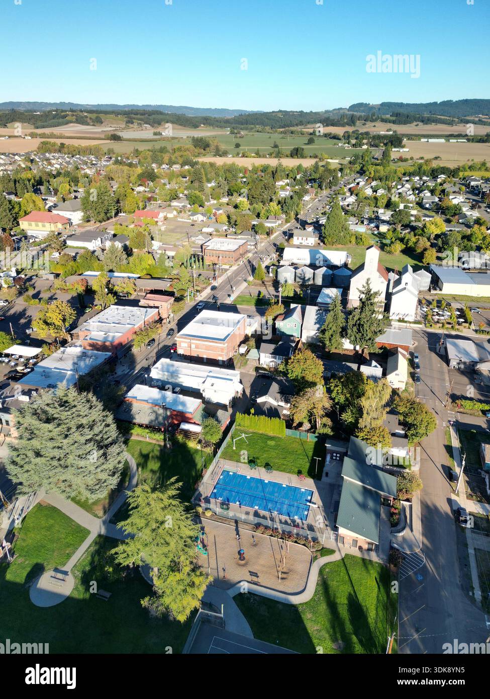 Vue aérienne verticale de la ville viticole de Carlton, Oregon, dans la vallée de la Willamette, par un après-midi ensoleillé Banque D'Images
