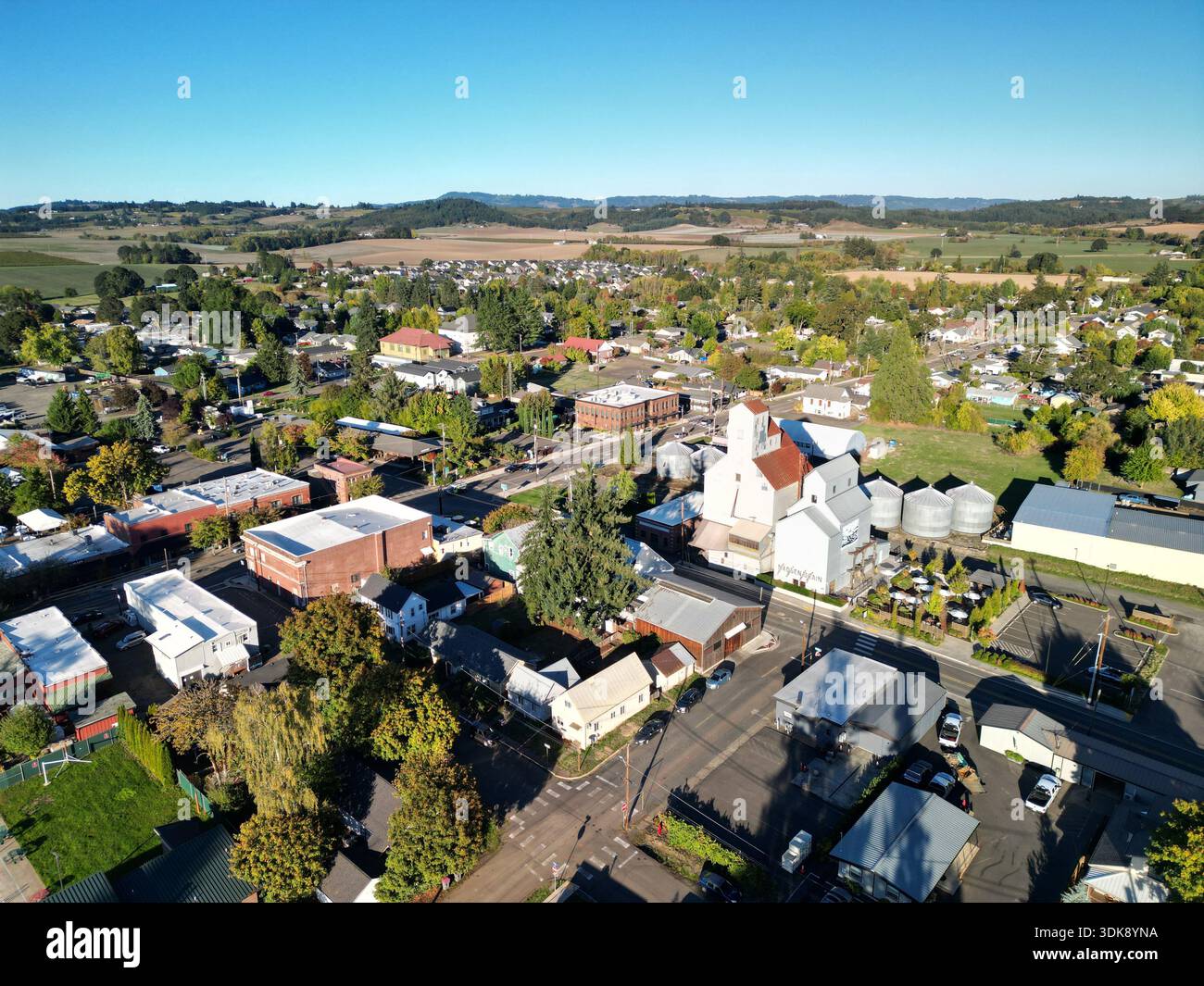 Vue aérienne du centre-ville de Carlton dans le pays viticole du comté de Yamhill, Oregon par un jour de ciel bleu clair Banque D'Images