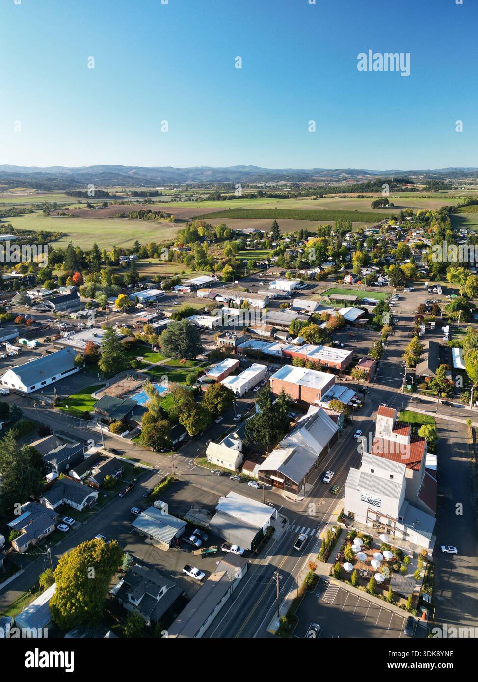 Vue aérienne verticale de la ville viticole de Carlton, Oregon, dans la vallée de la Willamette, par un après-midi ensoleillé Banque D'Images