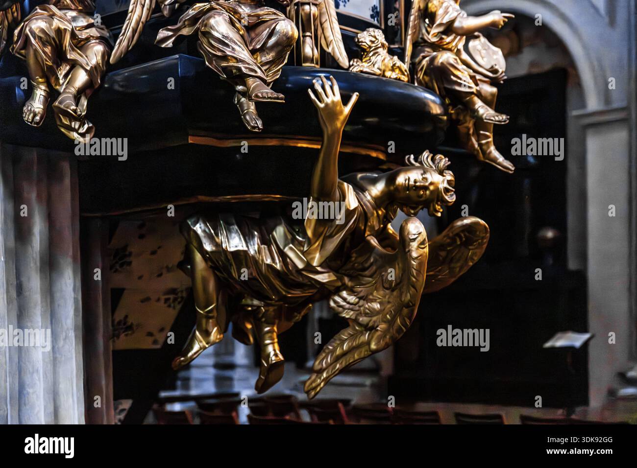 Chaire richement décorée avec des sculptures dorées complexes, ange sur la chaire a une signification symbolique et sert de figure annonciatrice, par Antoni FrCcki Banque D'Images
