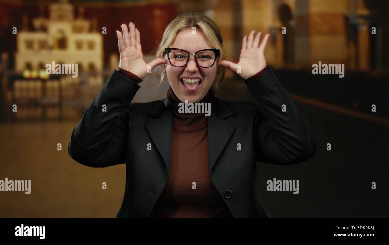 Femme souriant à l'intérieur avec des lunettes dans un cadre d'église, affichant une joie ludique et la légèreté, incarnant jeune, blonde, énergie caucasienne et cha Banque D'Images