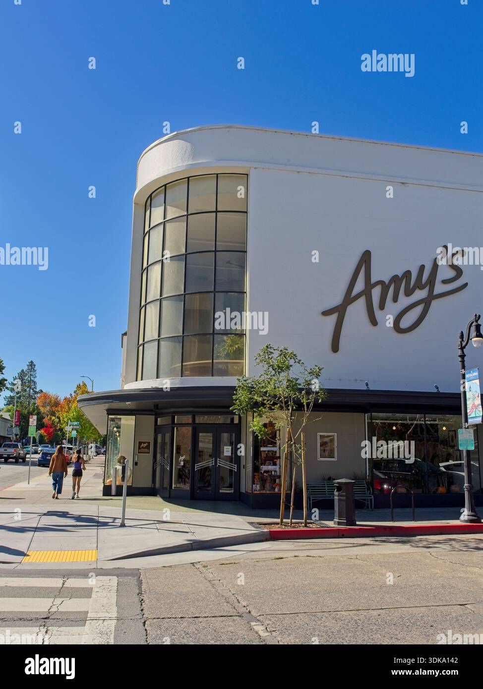 1941 Streamline bâtiment commercial en stuc de style moderne, actuellement siège d'Amy's Kitchen — Petaluma, Californie, octobre 2025 Banque D'Images