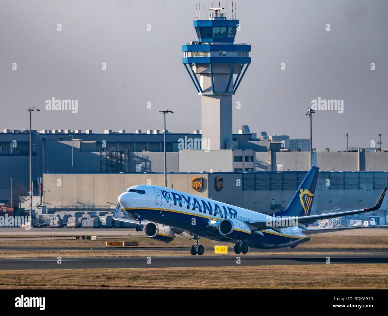 Ryanair Boeing 737 décolle de l'aéroport de Cologne/Bonn, Rhénanie du Nord-Westphalie, Allemagne Banque D'Images
