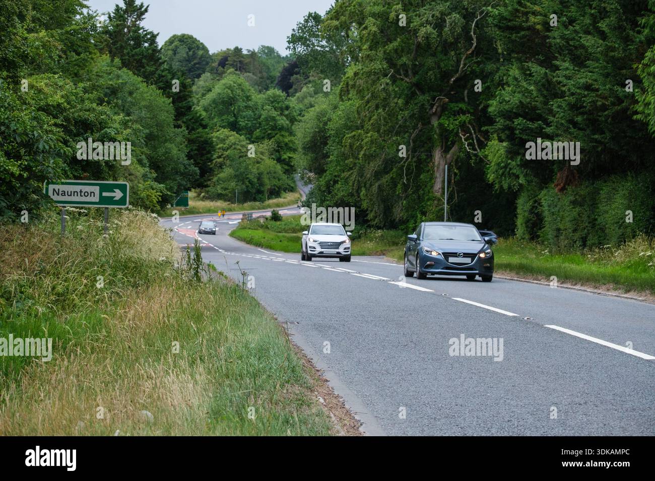 Cotswolds, Angleterre, Royaume-Uni autoroute moderne suivant la route historique romaine, la fosse Way. Banque D'Images