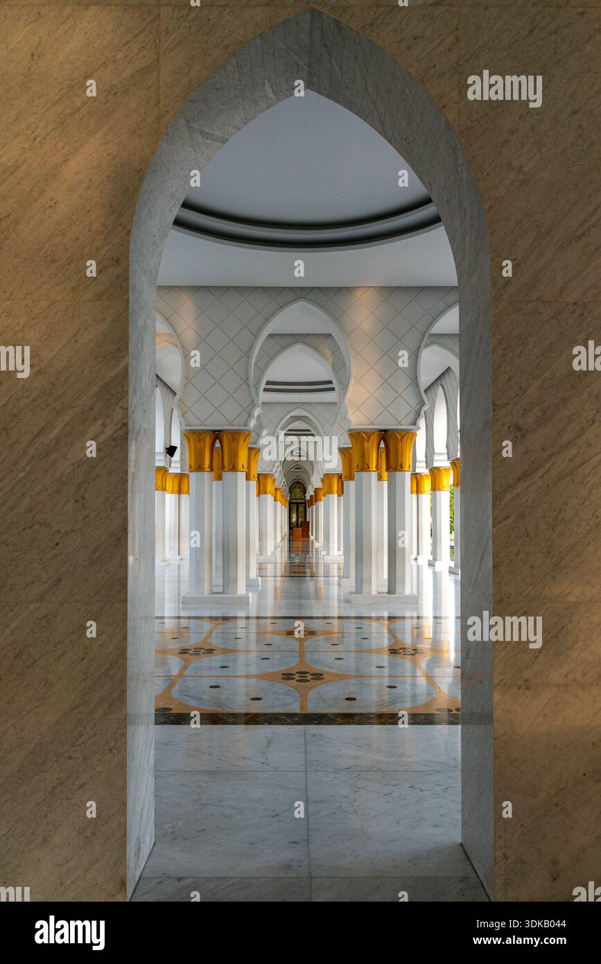 Le couloir infini de la mosquée Sheikh Zayed, Solo. Superbes arches en marbre blanc avec des détails dorés Banque D'Images