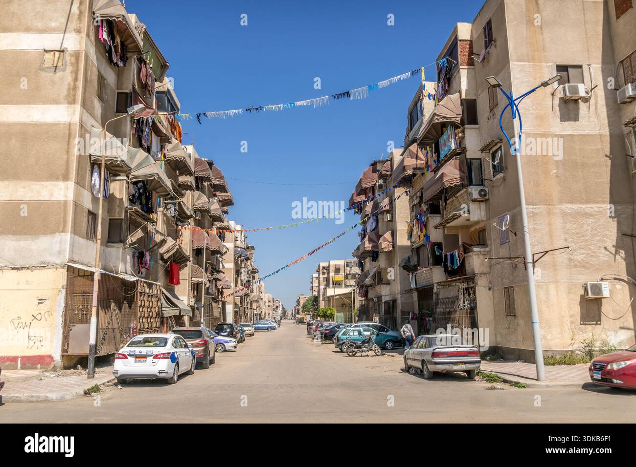 Décorations Ramadan, Fanous et Khayamiyya sur les bâtiments résidentiels à Port Saïd rue appartement, la vie de quartier égyptienne. Banque D'Images