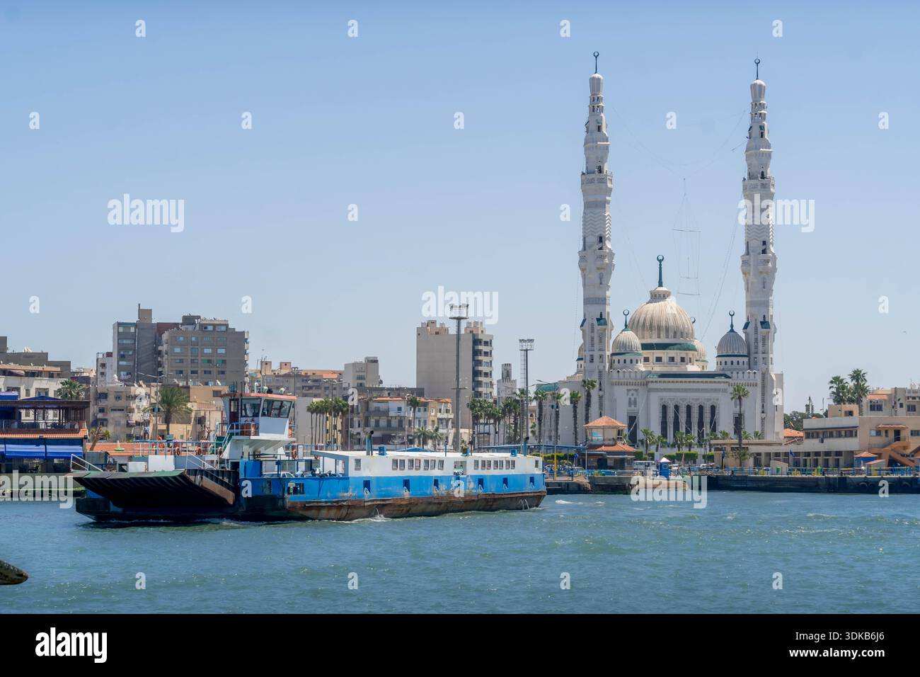 Canal de Suez avec Port Fuad Grand panorama de la Mosquée surplombant l'Egypte principale voie navigable. Banque D'Images