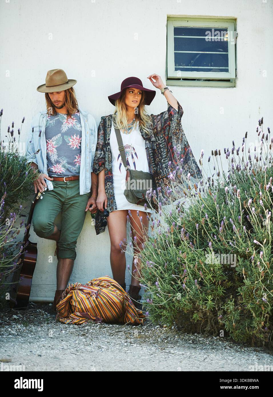 Mode, bohème ou couple en plein air avec connexion, confiance ou esthétique hippie en vacances. Style indie, homme ou femme en ville avec terreux Banque D'Images