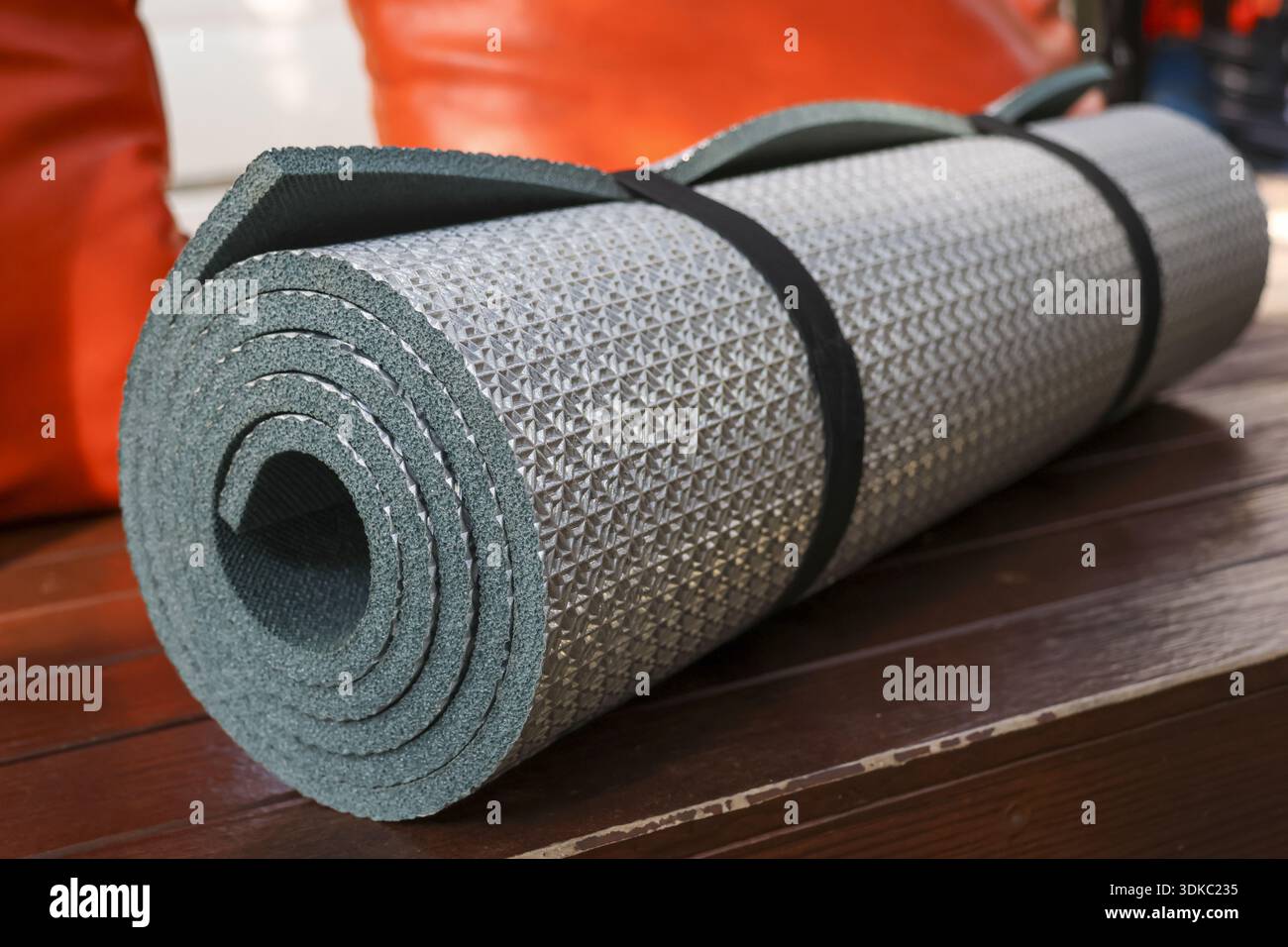 Tapis de couchage gris tapis de camping roulé pour l'aventure en plein air. Ce tapis en mousse pour le camping et la randonnée voyage pièce clé d'équipement et d'équipement fournissant esse Banque D'Images