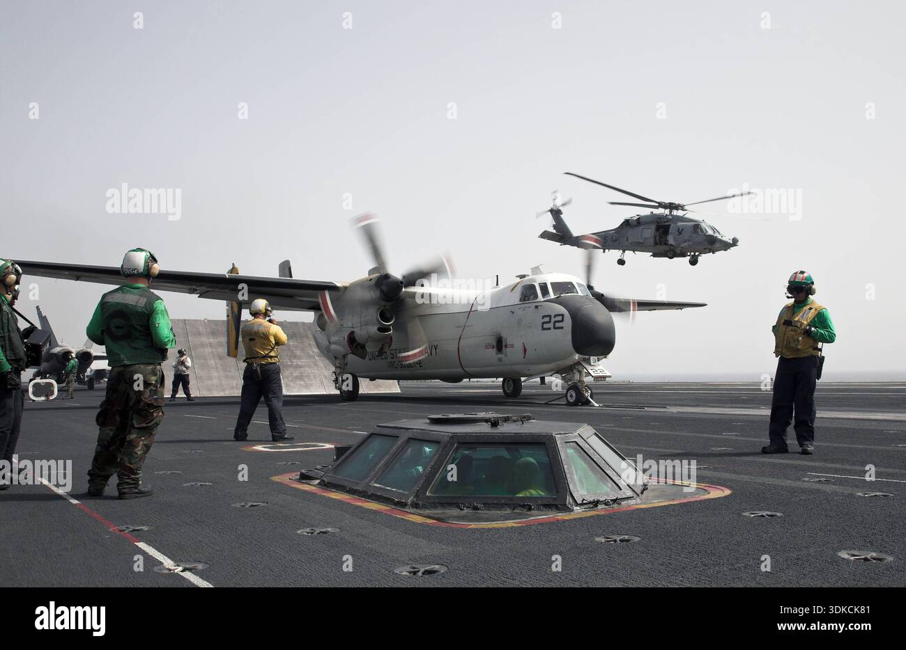 Flugbetrieb an bord des US-Flugzeugträgers USS Abraham Lincoln CVN-72 im Persischen Golf Bild von 2008. Ein Transportflugzeug Grumman C-2A Greyhound kurz vor dem Katapultstart. Einsatzfahrt des US-amerikanischen Flugzeugträgers USS Abraham Lincoln CVN-72 im Persischen Golf im mai 2008. *** Opérations aériennes à bord du porte-avions américain USS Abraham Lincoln CVN 72 dans le golfe Persique photo de 2008 Un avion de transport Grumman C 2A Greyhound peu avant le décollage de la catapulte déploiement du porte-avions américain USS Abraham Lincoln CVN 72 dans le golfe Persique en mai 2008 Banque D'Images