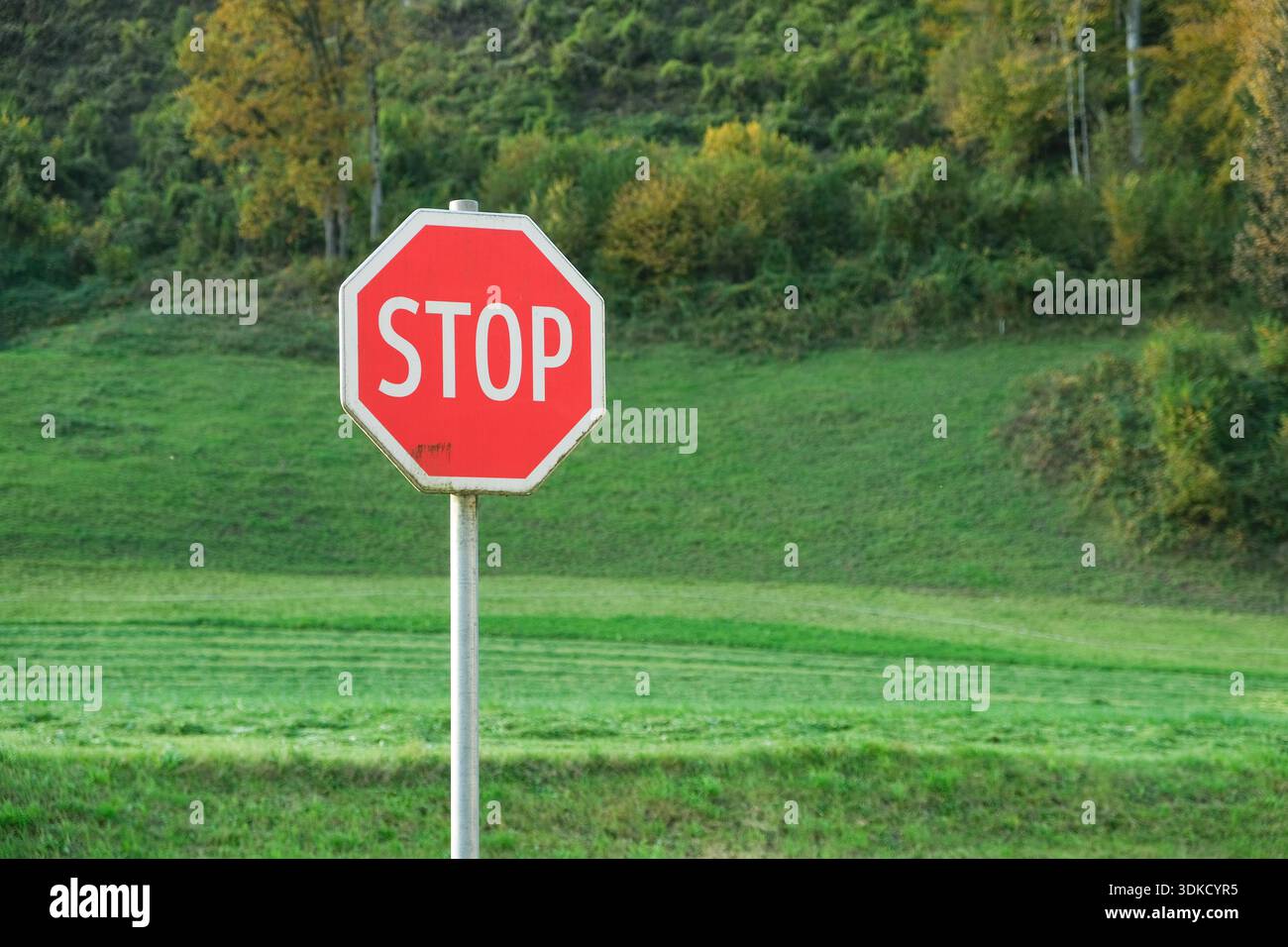 Panneau d'interdiction rouge et blanc avec le texte Stop, espace pour le texte. Banque D'Images