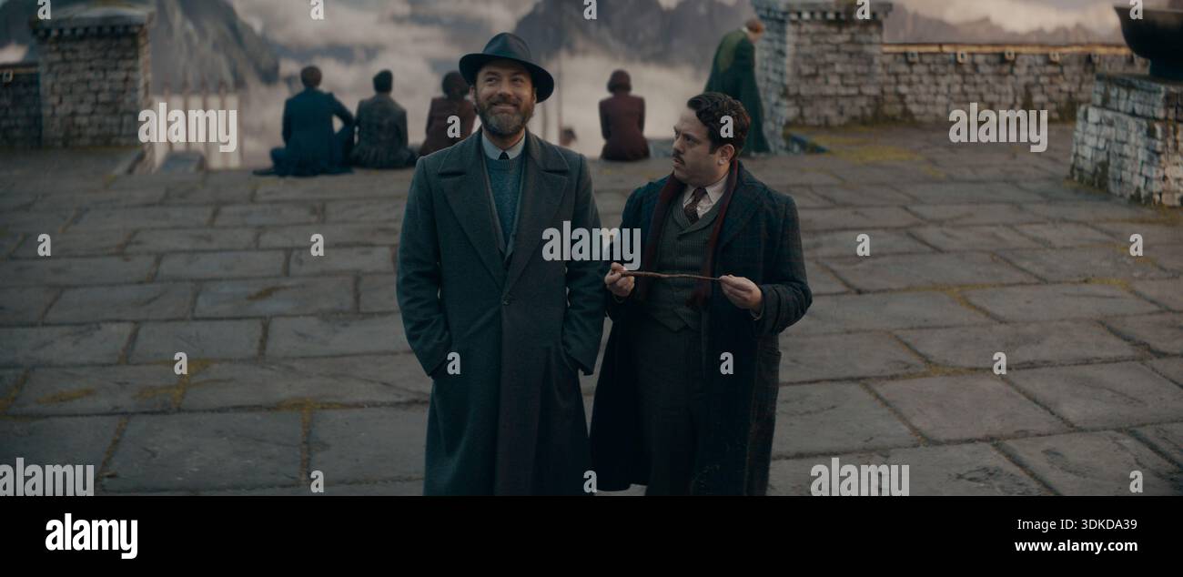 (G-d) JUDE LAW comme Albus Dumbledore et DAN FOGLER comme Jacob Kowalski Fantastic Beasts : The secrets of Dumbledore (2022) *Filmstill - Editorial use Onl Banque D'Images