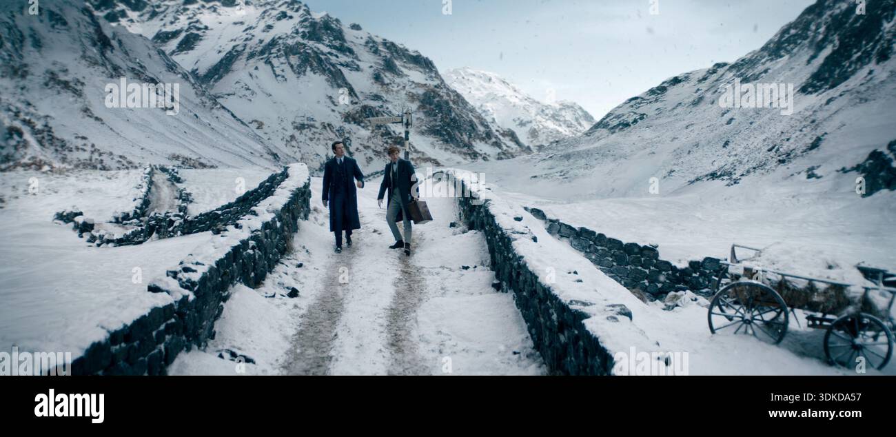 CALLUM TURNER dans le rôle de Theseus Scamander et EDDIE REDMAYNE dans le rôle de Newt Scamander Fantastic Beasts : The secrets of Dumbledore (2022) *Filmstill - Editori Banque D'Images
